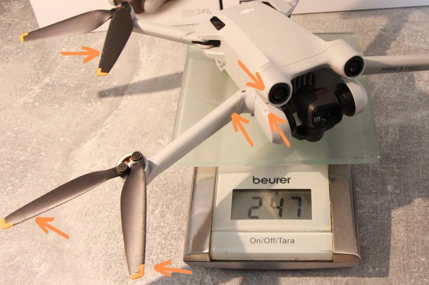 Verschiedene Kratzer und Schäden sind an der Drohne unter 250g markiert nach einem Crash.